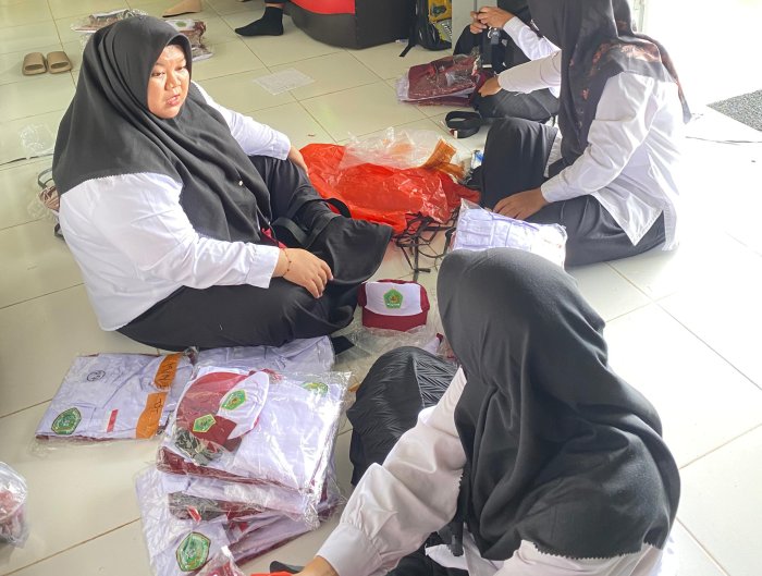 Guru MIN 1 Tanjab Timur Sortir Bantuan Seragam Dari Bupati Tanjab Timur