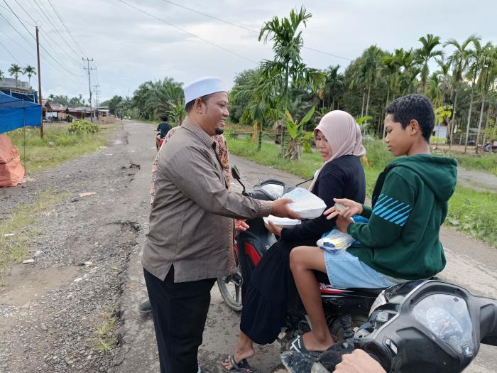Tebar Keberkahan,  Keluarga Besar MIN 1 Tanjab Timur Berbagi 830 Kotak Takjil ke Masyarakat