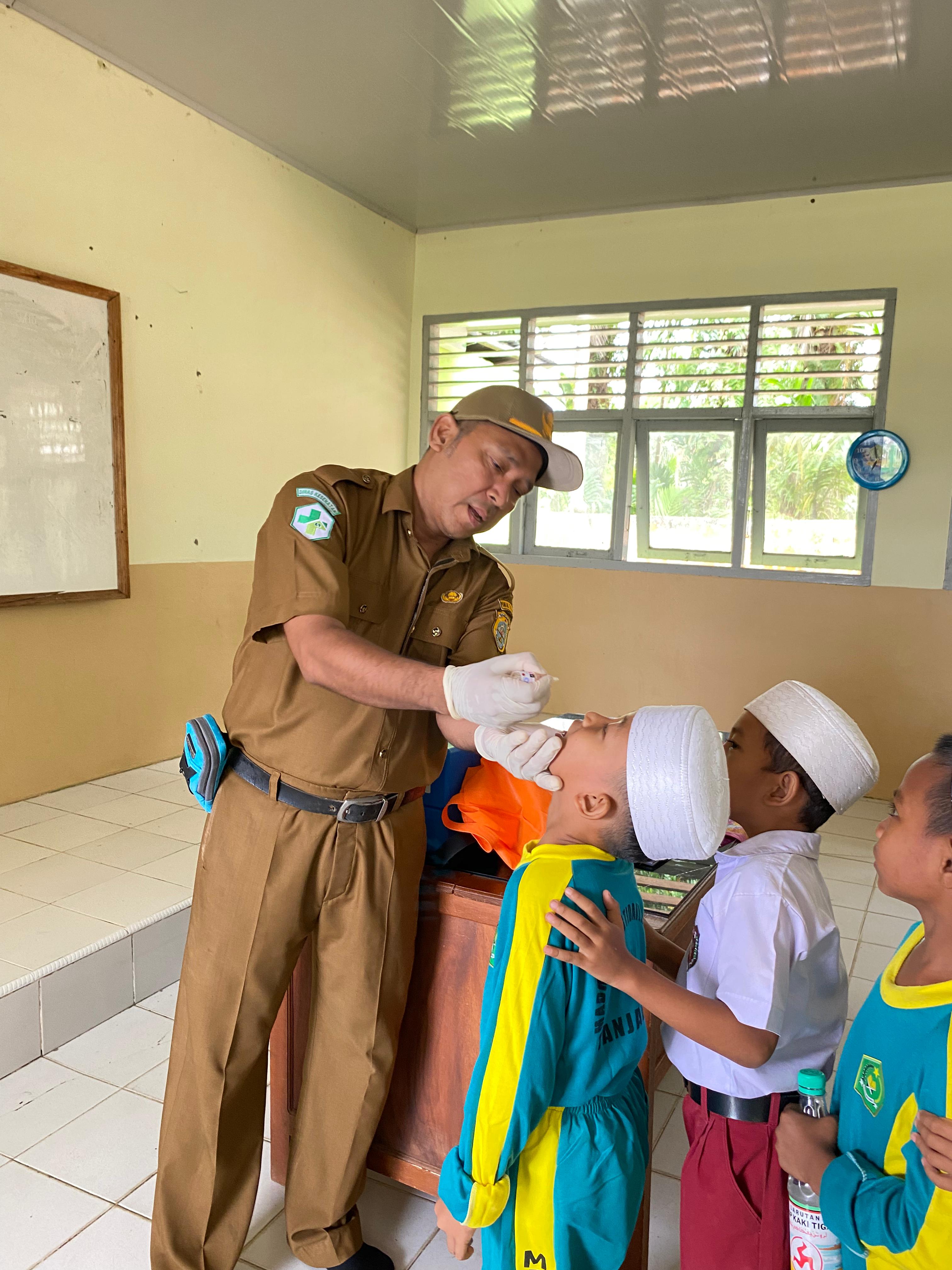 MIN 1 Tanjab Timur Turut Sukseskan Program Vaksin Polio
