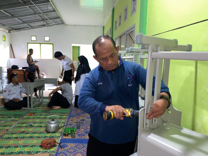 Guru MIN 1 Tanjab Timur Gotong Royong Rakit 76 Set Meja Kursi Baru