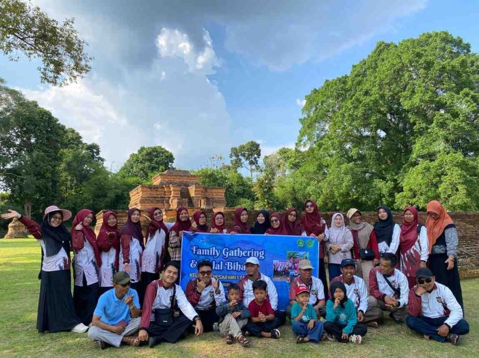 Pererat Silaturahmi, Keluarga Besar MIN 1 Tanjab Timur Serbu Destinasi Wisata Unggulan Jambi