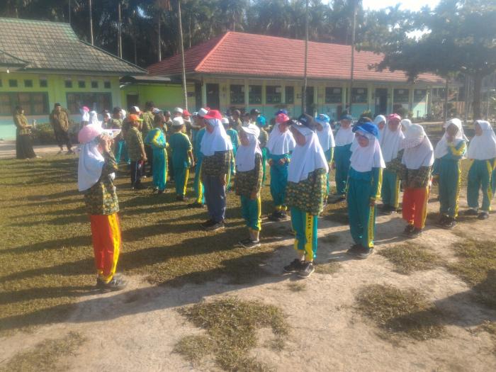 MIN 1 Tanjab Timur latihan intensif menjelang perlombaan gerak jalan
