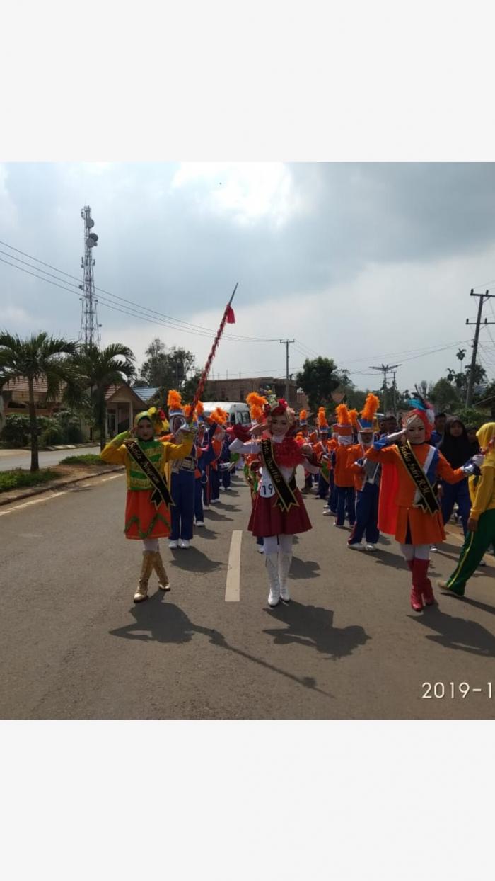 Penampilan Siswa MIN 1 Tanjab Timur di festival lomba drumband Hut Pemkab Tanjung Jabung Timur