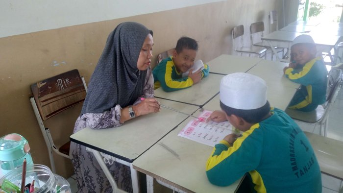 Guru MIN 1 Tanjab Timur Buka Kelas Eksklusif, Untuk Bantu Siswa