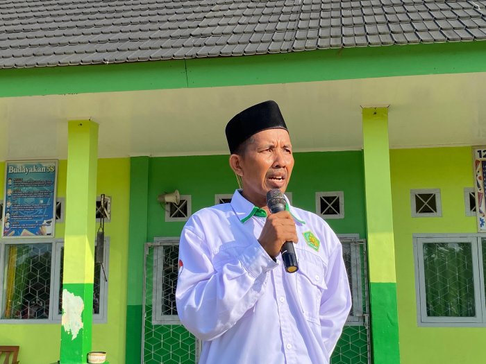 Siswa MIN 1 Tanjab Timur Diajak Perbaiki Adab Ibadah, Maman Suriaman Tekankan Etika Shalat Berjamaah