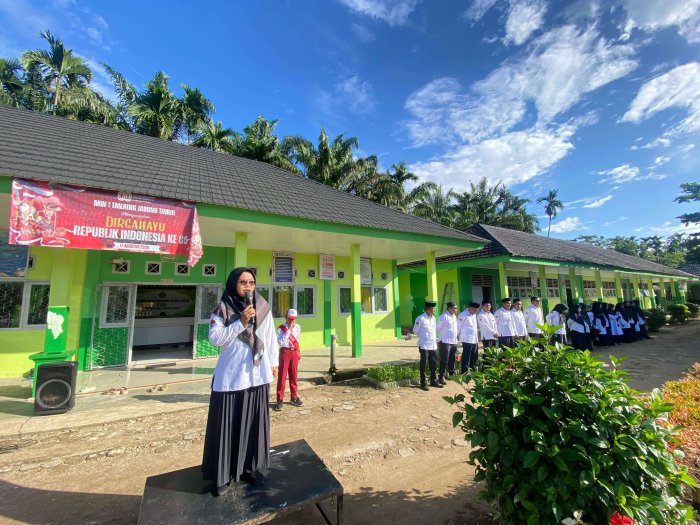 Lintang : Jagalah Kebersihan Lingkungan Madrasah