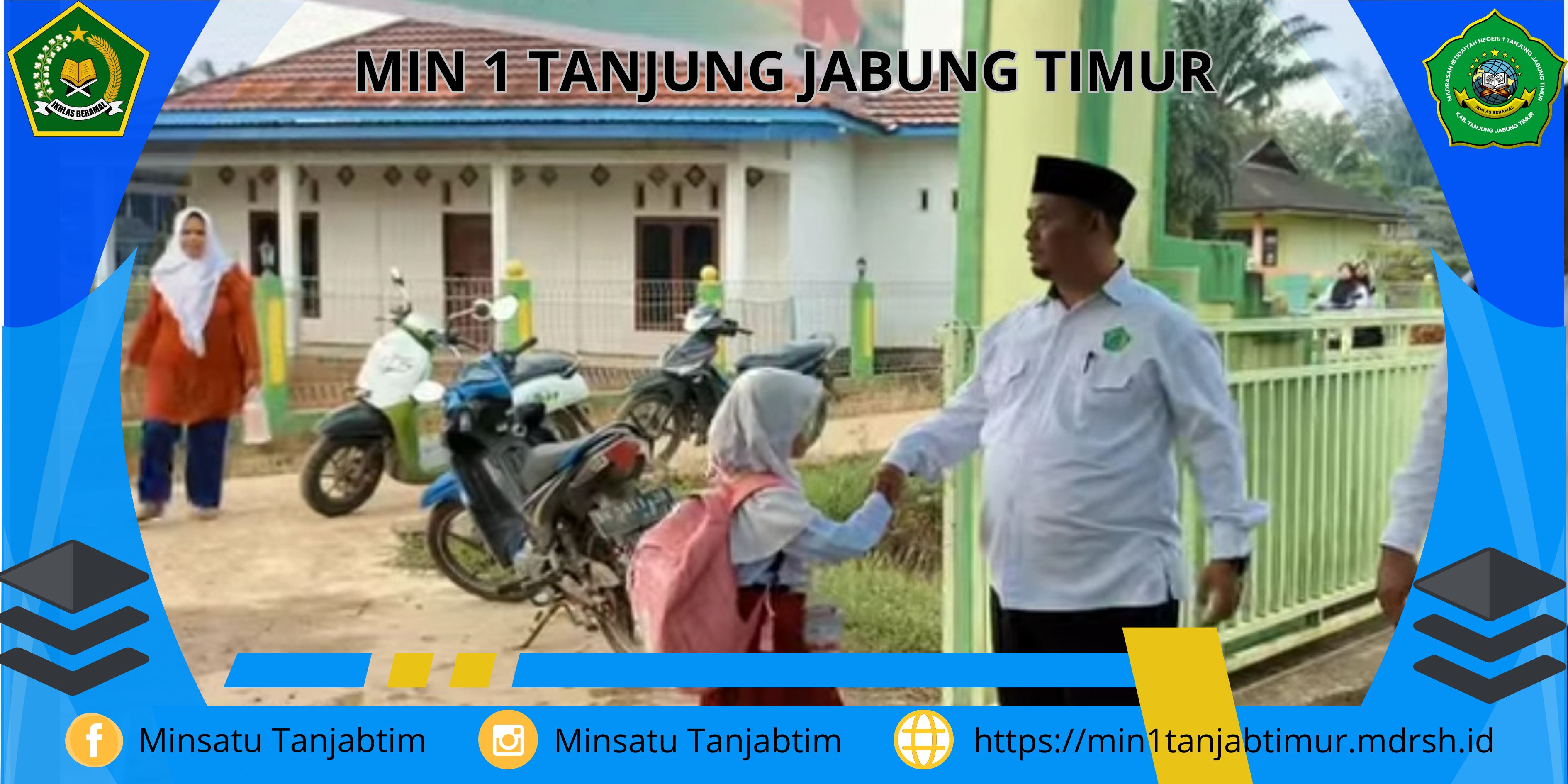 Bentuk Karakter Siswa, Majelis Guru Sambut Siswa di Pintu Gerbang