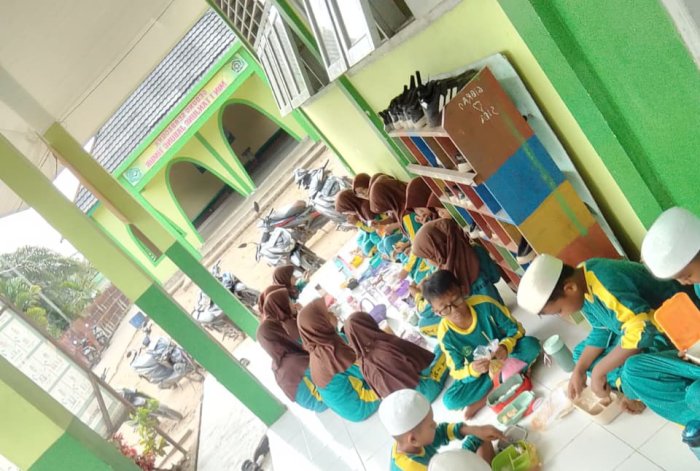 Siswa Kelas IV Usai Kebersihan, Makan Bersama
