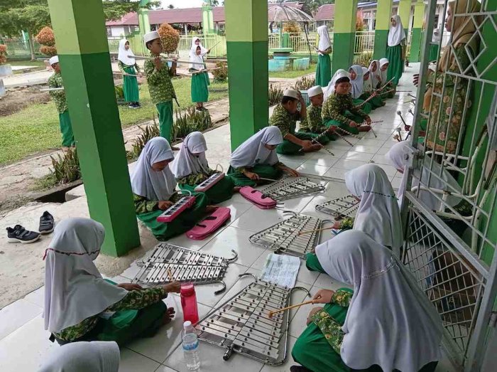 Siswa MIN 1 Tanjab Timur Antusias Latihan Drumband Perdana Usai Libur Semester