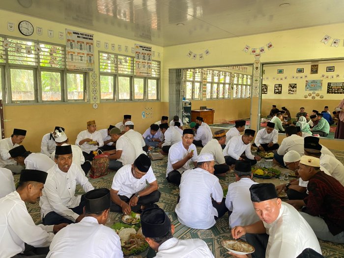 Tradisi Tumpeng dan Ingkung Ayam Kampung Warnai Wisuda Tahfiz MIN 1 Tanjab Timur