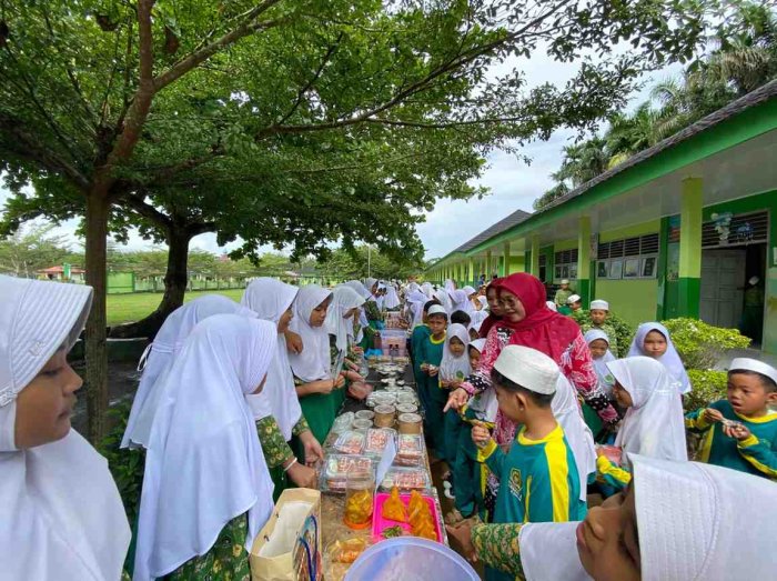 Siswa Kelas 6 MIN 1 Tanjab Timur Gelar Bazar Makanan: Praktik Langsung Ilmu Fiqih Melalui Kreativitas Kuliner