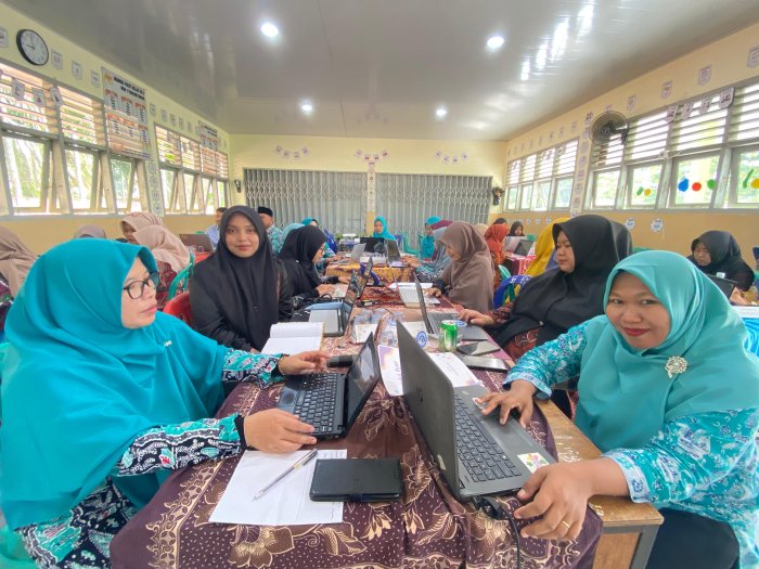 101 Guru Madrasah Tuntaskan Bintek Kurikulum Berbasis Cinta di MIN 1 Tanjab Timur