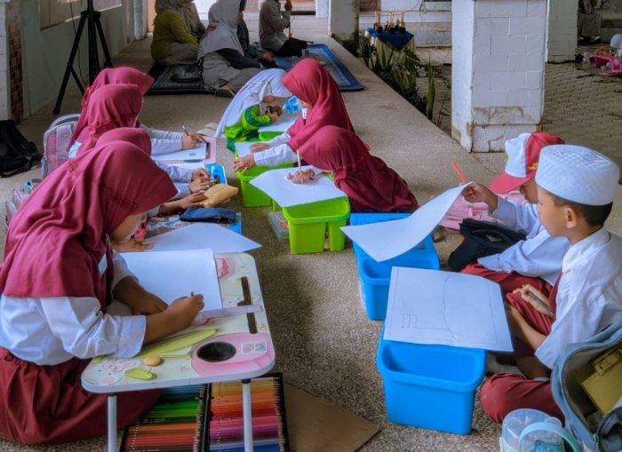 Latih Mental dan Kreativitas, 8 Siswa MIN 1 Tanjab Timur Ikuti Lomba Melukis Se-Kecamatan Rantau Rasau