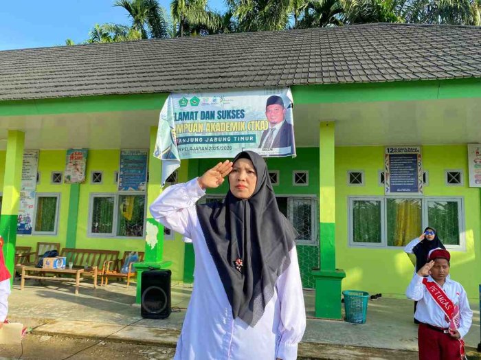 Pembina Upacara MIN 1 Tanjab Timur Ingatkan Siswa Kurangi Main HP