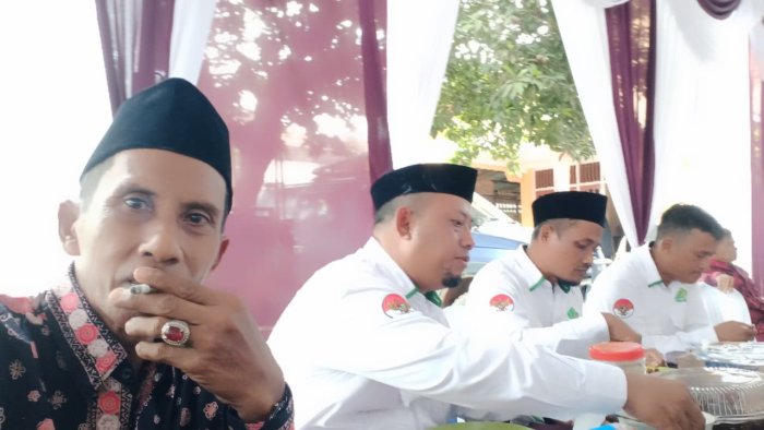Guru MIN Tanjab Timur Hadiri Pernikahan Anak Penjaga Kantin