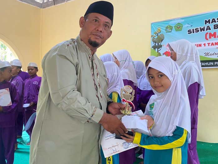 Kepala MIN 1 Tanjab Timur Serahkan Hadiah Perlombaan