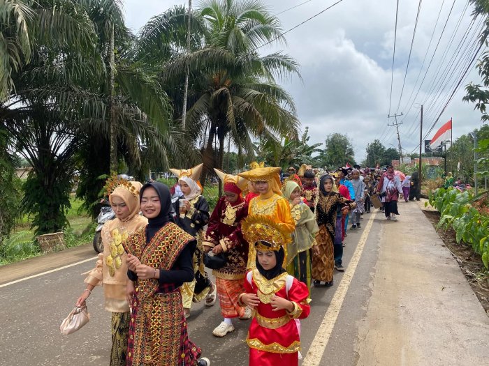 Rintik Hujan, MIN 1 Tanjan Timur Tetap Ikuti Pawai