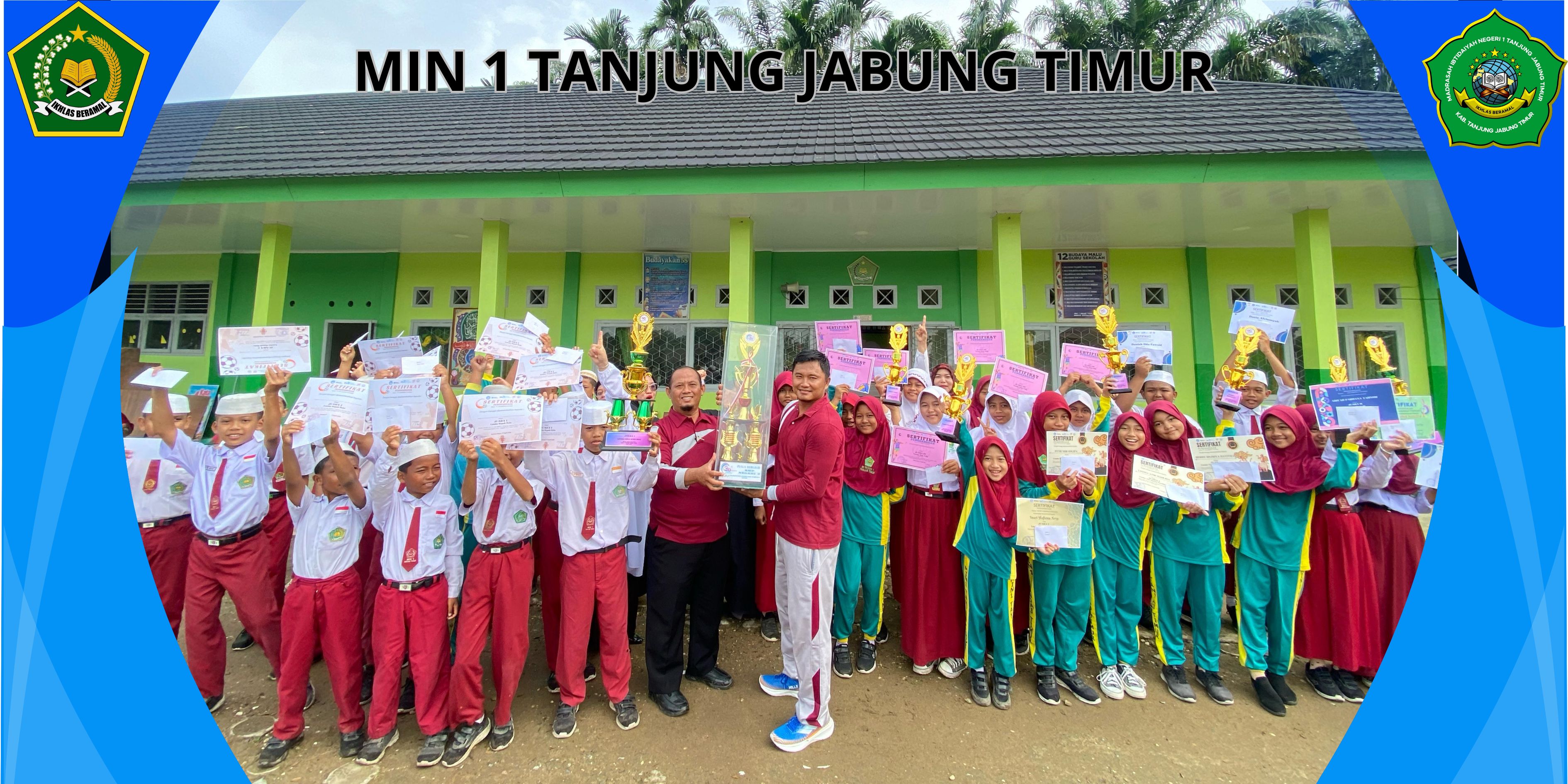 Kamad Serahkan Hadiah Pemenang Lomba