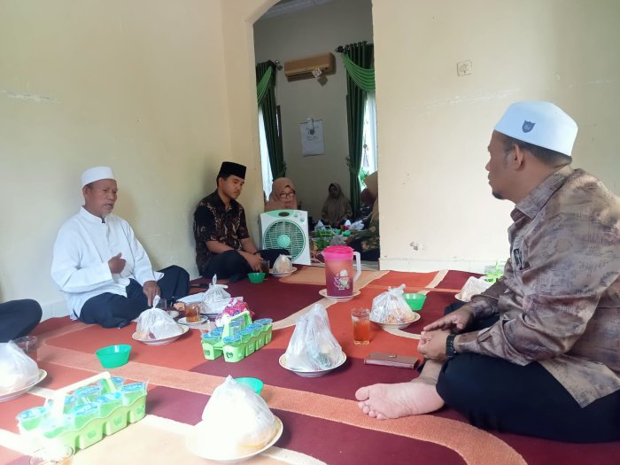 Wujudkan Rasa Kepedulian, Keluarga Besar MIN 1 Tanjab Timur Takjiah Ke Kediaman Ibu Fitriyani 