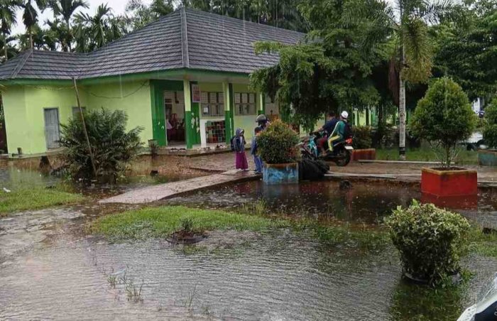 Menerjang Genangan Demi Ilmu: Potret Ketangguhan Siswa MIN 1 Tanjab Timur