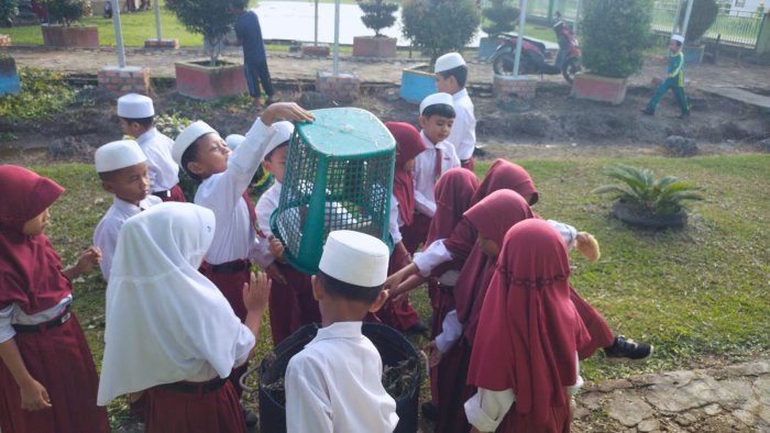 Aksi Pungut Sampah, Cara MIN 1 Tanjab Timur Ajarkan Siswa Peduli Lingkungan