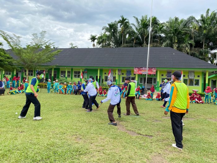 Seru, Guru MIN 1 Tanjab Timur Main Bola Corong