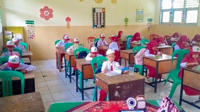 Suasana Ceria dan Semangat Warnai Hari Pertama Kembali Ke Madrasah