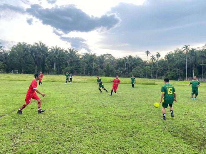 Tim Sepak Bola Madu Jaya Gelar Laga Persahabatan