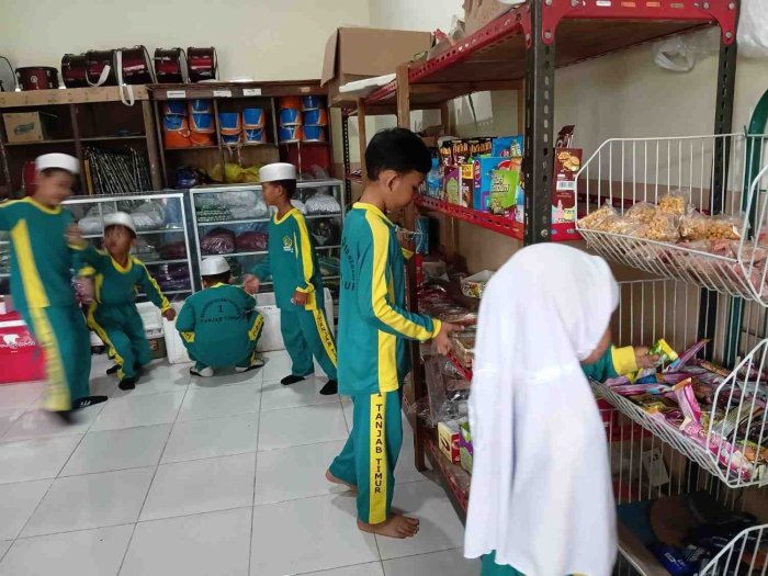 Jam Istirahat Tiba, Koperasi Al Barokah Diserbu Siswa: Dari Camilan hingga Alat Tulis Jadi Buruan