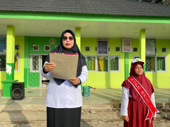 Waka Kurikulum MIN 1 Tanjab Timur Tekankan Disiplin dan Kesehatan dalam Amanat Upacara ​
