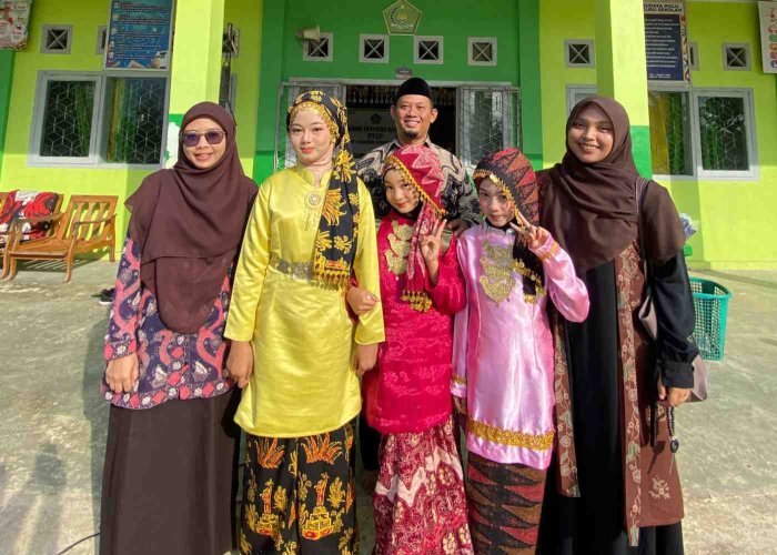 Tiga Siswi MIN 1 Tanjab Timur Unjuk Vocal Di Festival MAN 2 Tanjab Timur