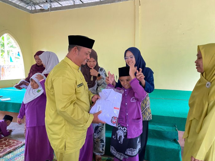 Aziz Serahkan Bantuan Seragam Gratis Dari Bupati Tanjab Timur Kepada Wali Siswa