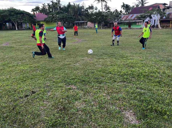 Anggota KKM Pria Main Bola Kaki Bersama