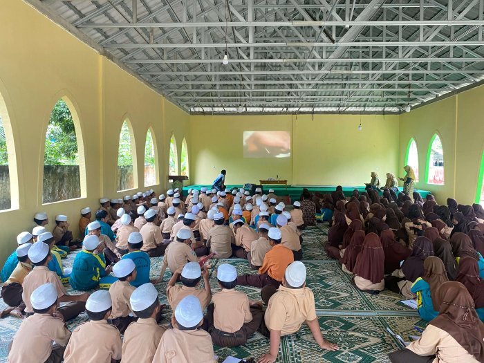 Siswa MIN 1 Tanjab Timur Gelar Nonton Bareng Film G30S/PKI