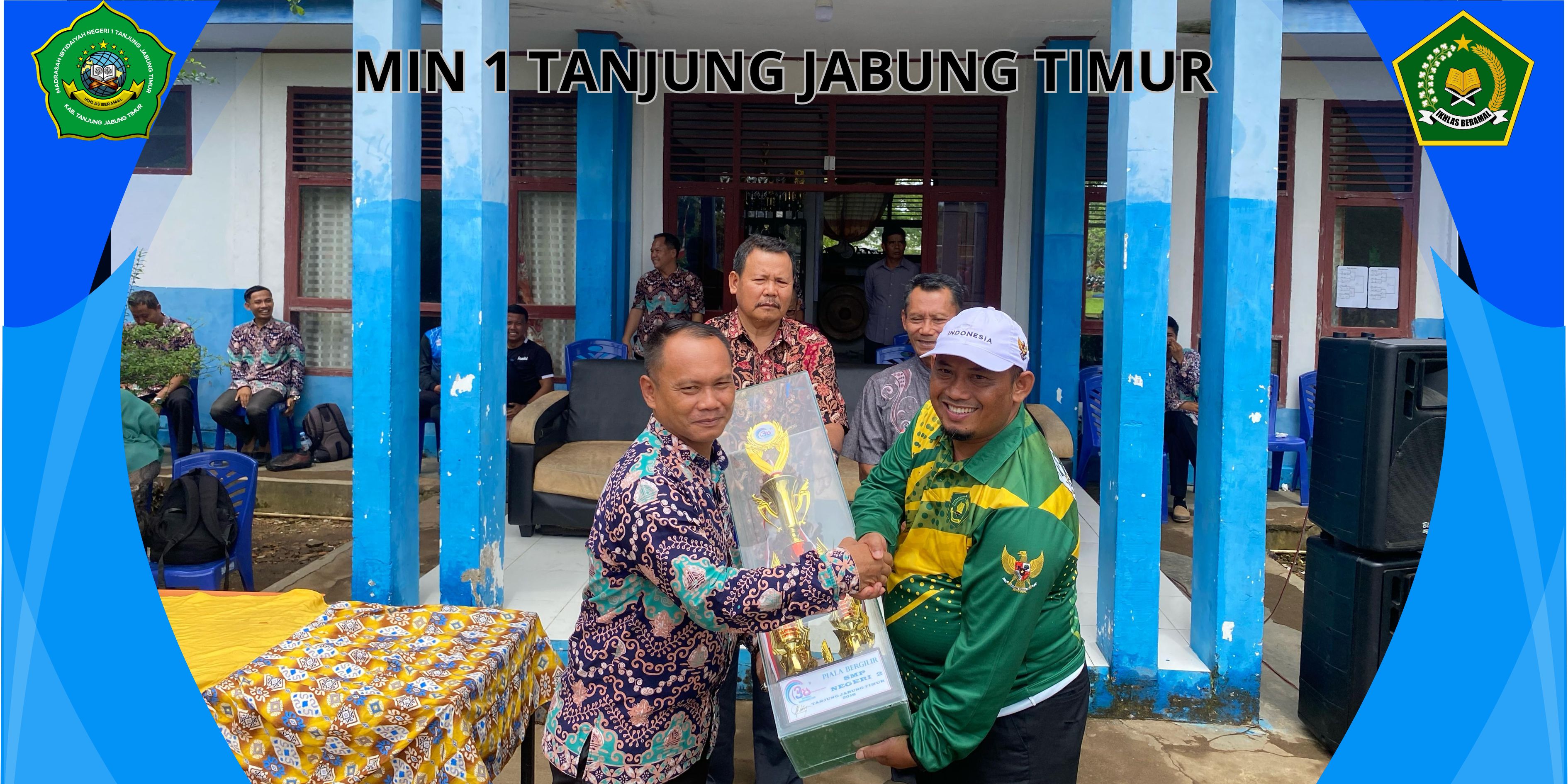 MIN 1 Tanjab Timur Boyong Piala Bergilir SMPN 2 Tanjab Timur