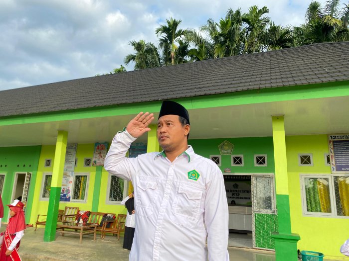 Tanamkan Karakter Islami, Agus Riadi S.Pd Tekankan Adab