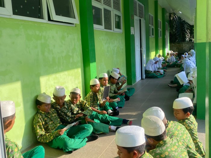 Siswa Siswi MIN 1 Tanjab Timur Ligerasi di Koridor Madrasah