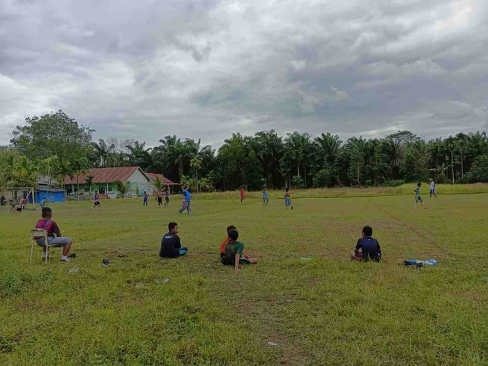 Turun ke Lapangan, Kepala MIN 1 Tanjab Timur Ikut Gembleng Tim Sepak Bola 