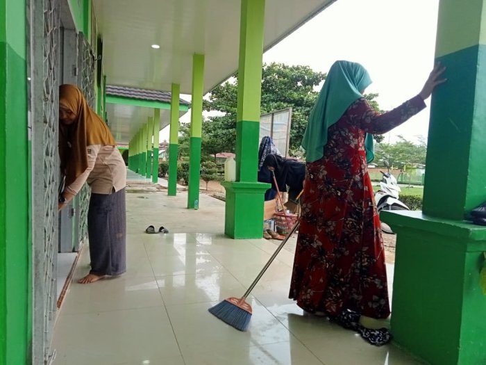 Semangat Kebersamaan, Majelis Guru MIN 1 Tanjab Timur Gelar Gotong Royong Jelang Masuk Sekolah