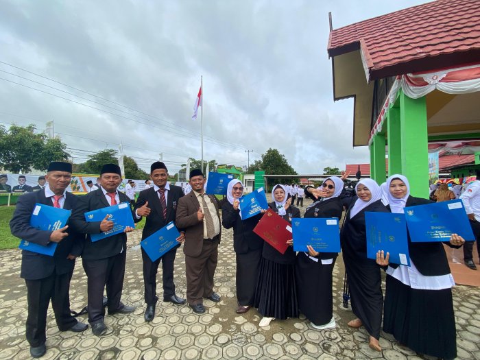 Dedikasi Teruji, 13 Guru MIN 1 Tanjab Timur Terima Penghargaan Satyalancana pada HAB ke-80