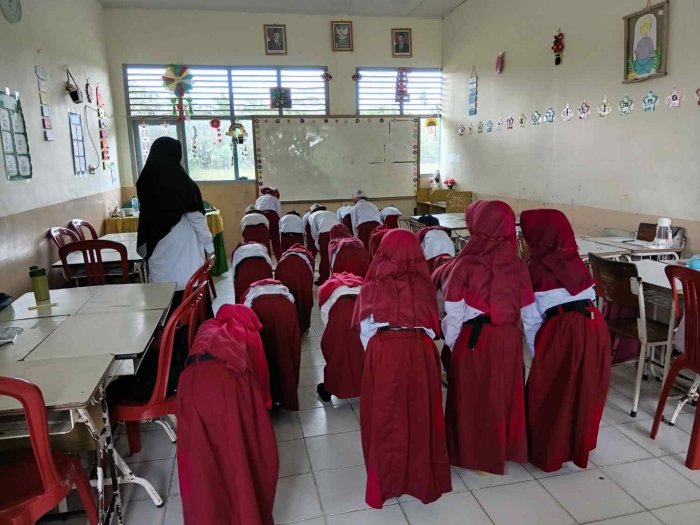 Latih Kemandirian Ibadah, Siswa Kelas 1 C MIN 1 Tanjab Timur Antusias Praktik Tata Cara Sholat