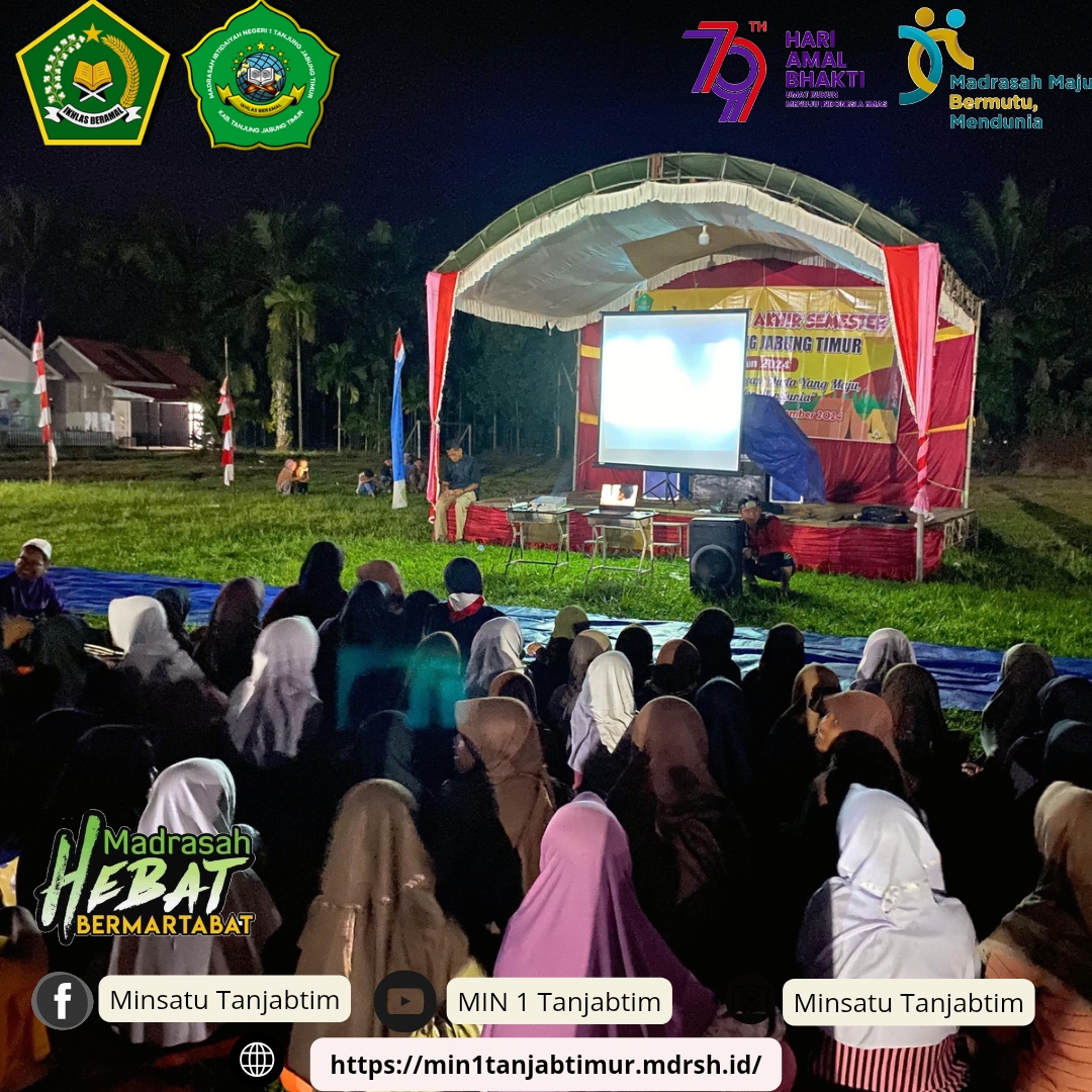 Peserta Perkemahan Akhir Semester 2024 Nobar di Tengah Lapangan