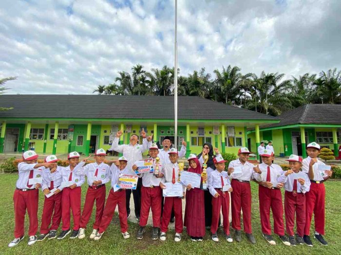 Aziz, S.Pd. Serahkan Penghargaan Kompetisi KOMPASI dan Turnamen Sepak Bola