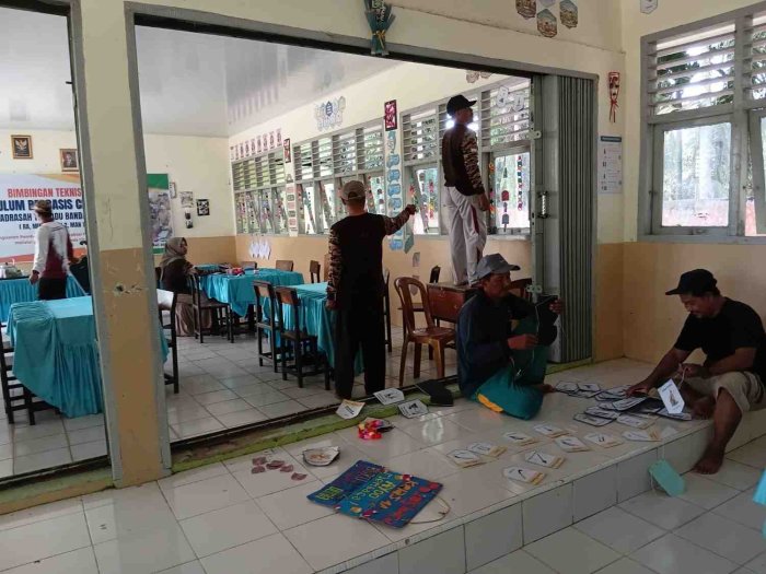 Sambut Pelatihan KBC, Majelis Guru MIN 1 Tanjab Timur Sulap Ruang Kelas Menjadi Estetik